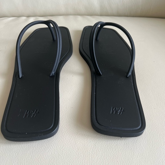 H&M Black Rubber Flip Flops Size 36/37 - Picture 3 of 6